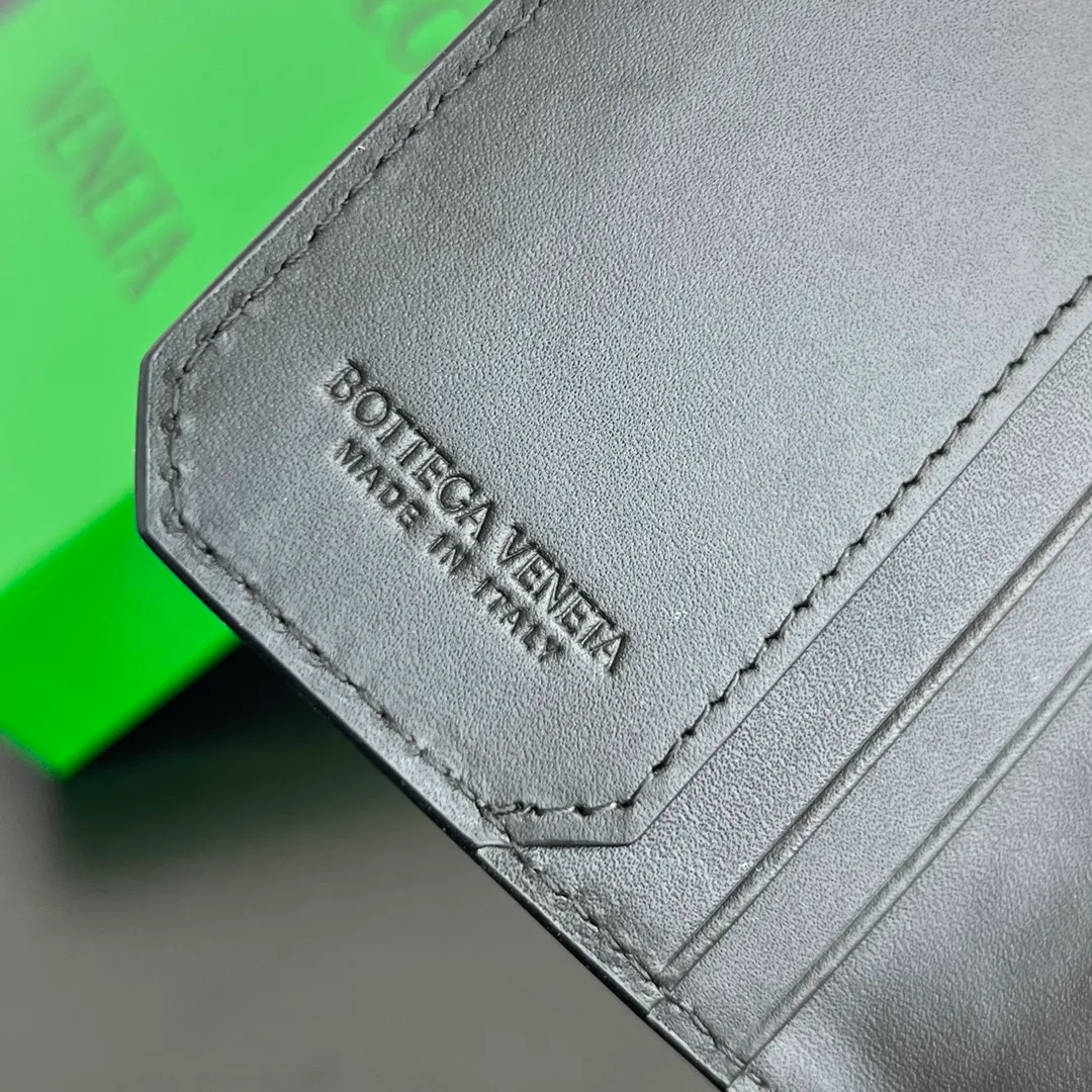 BV's new 796964 woven Piccolo Elap flap calf pickup bag. The classic small woven returns. Compared with the previous style, the woven leather strip is more delicate and has a stronger weaving feel. It inherits the sturdiness and durability of BV. The flip closure has a plug-in structural design. Daily change and cards can be put in. The appearance is durable and can be packed. It is recommended to buy exquisite goods P480 size: 10.2*8.2*0.5cm
